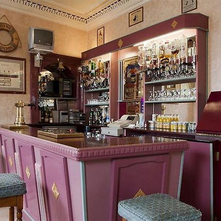 Waverley Hotel ネアン エクステリア 写真